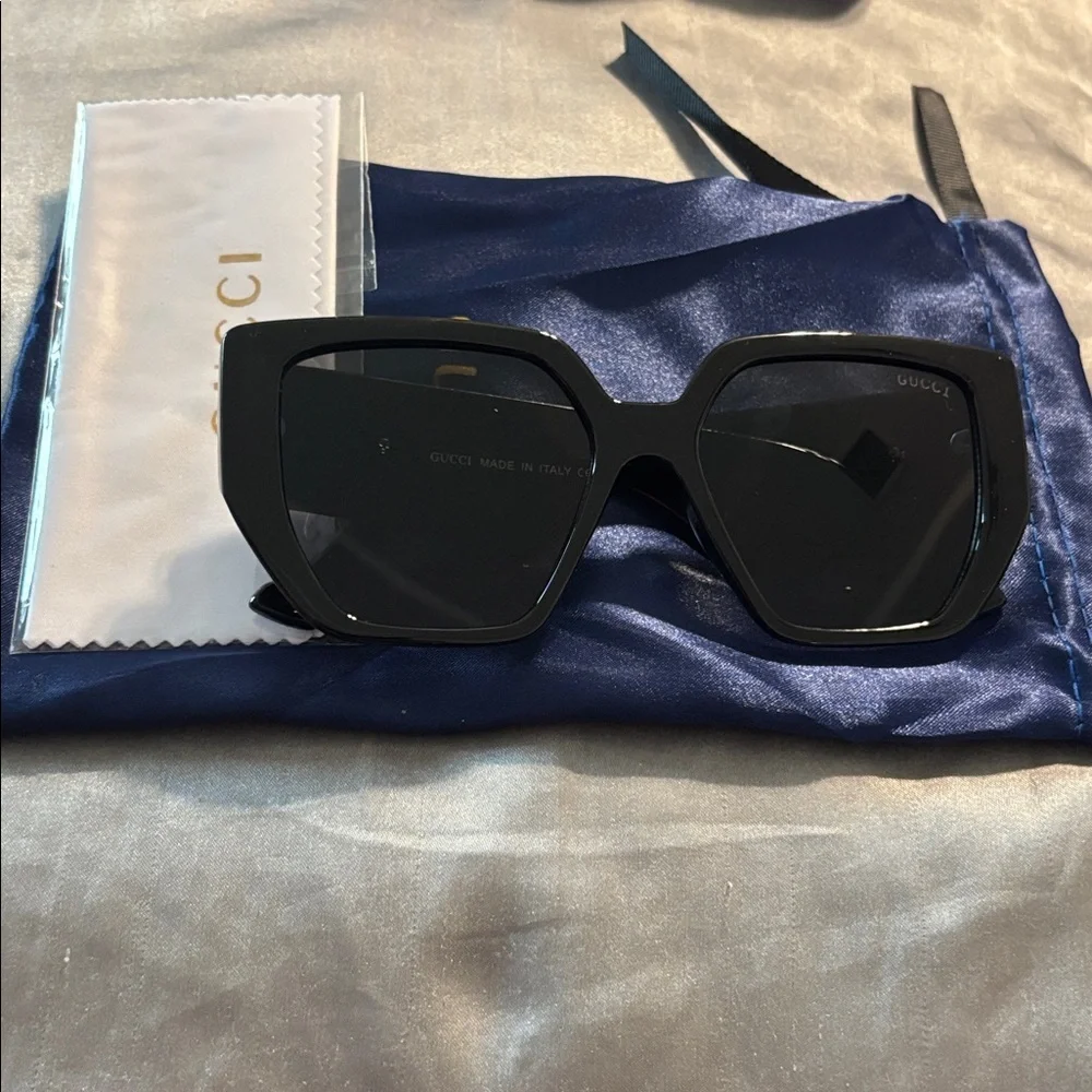 Fashion Black & Gold Sunglasses with Blue Case New